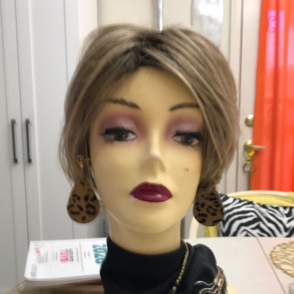 Short Light Brown Women's Wig - Natural Blonde Tone